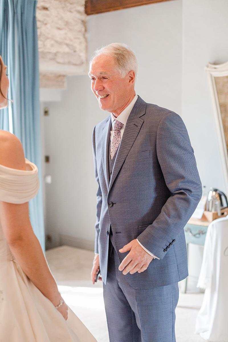 father of bride sees daughter for first time